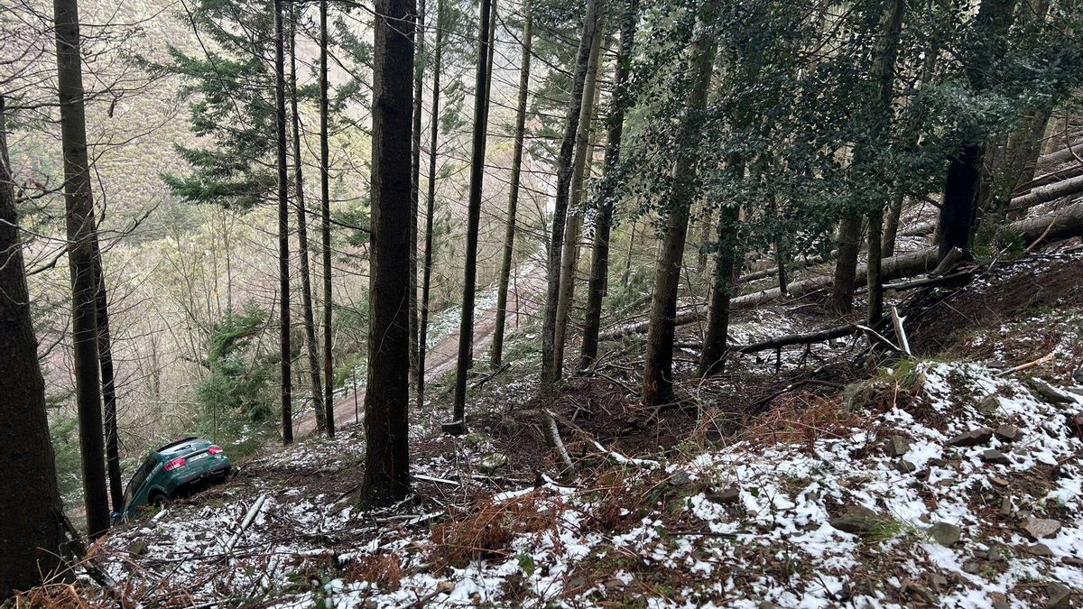 Vehículo de agentes forestales accidentado
