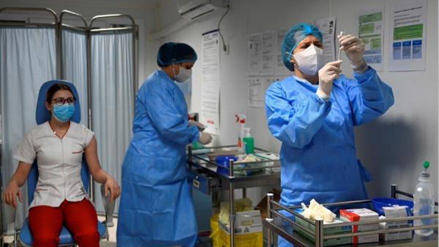 La primera sanitaria vacunada en Rumanía