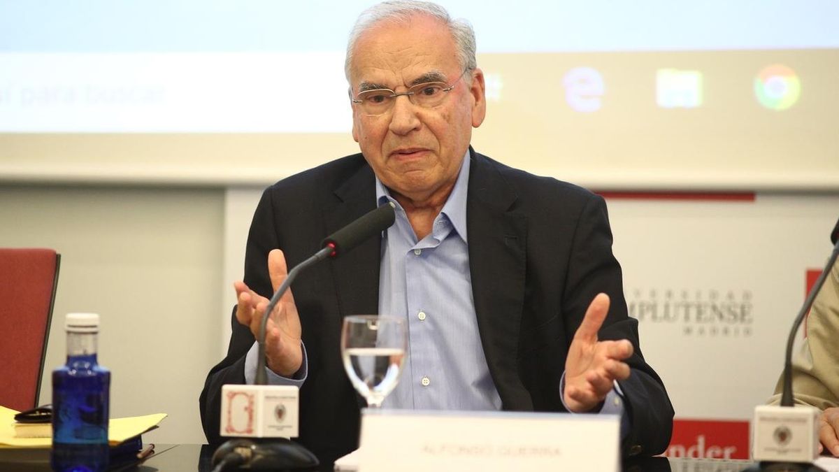 Guerra dice que Franco no le interesa: "Está enterrado y ojalá la piedra que tiene encima se hundiera"
