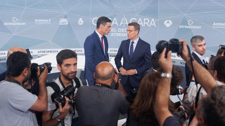 El presidente del Gobierno y candidato del PSOE a la reelección, Pedro Sánchez, y el candidato del PP a la presidencia, Alberto Núñez Feijóo, se saludan antes del programa 'Cara a Cara. El Debate', en Atresmedia.