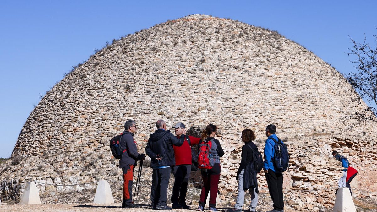 Una visita a Alpera inaugura las rutas de senderismo 2026 de la Diputación de Albacete