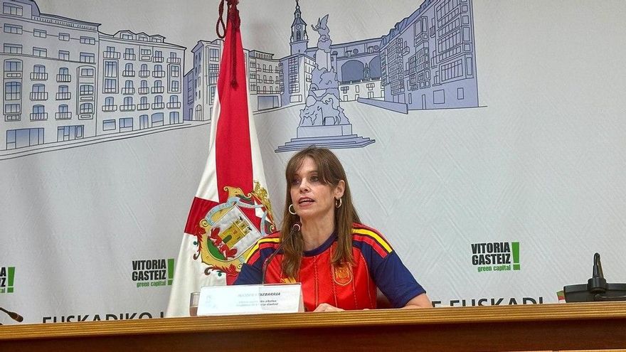 La alcaldesa de Vitoria se pone la camiseta de la selección española antes de la final del Mundial