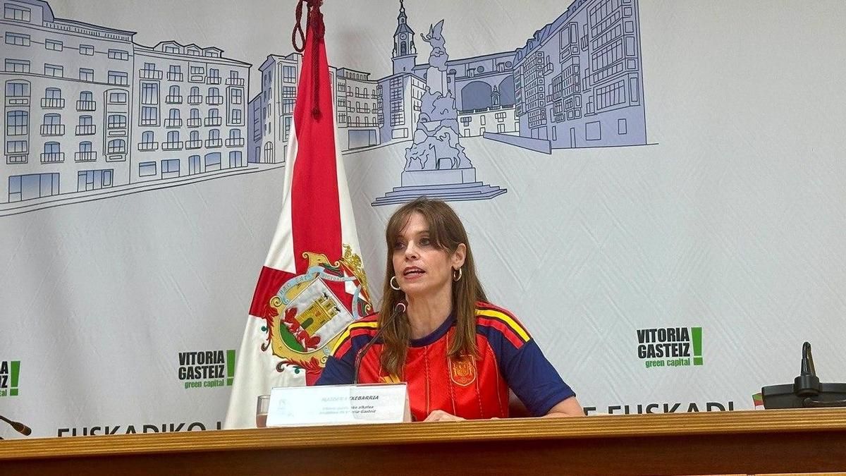 La alcaldesa de Vitoria se pone la camiseta de la selección española antes de la final del Mundial