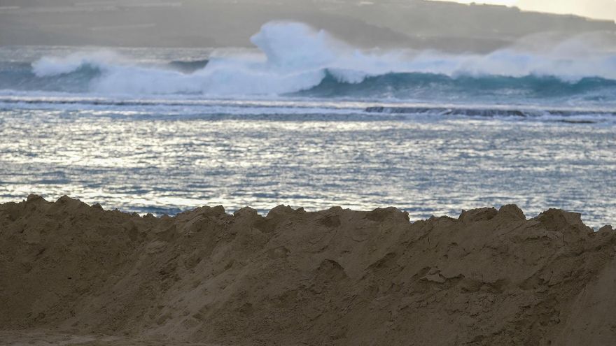 El Ayuntamiento de Las Palmas de Gran Canaria ha levantado un muro de arena de dos metros de altura y unos 50 de longitud para proteger una franja del paseo marítimo que puede quedar expuesta al embate de las olas debido a los efectos de la borrasca Therese.