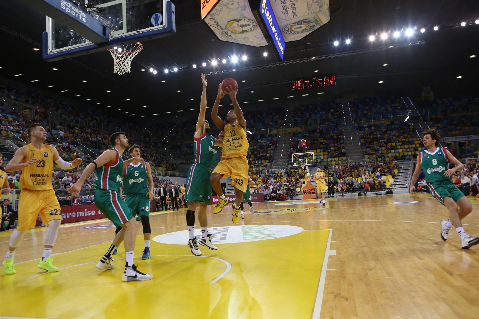 El Ala-pívot del Herbalife Gran Canaria, Eulis Báez, trata de entrar a canasta.