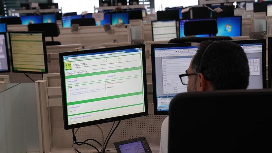 Archivo - Operador en la sala regional de 112 Andalucía, en imagen de archivo