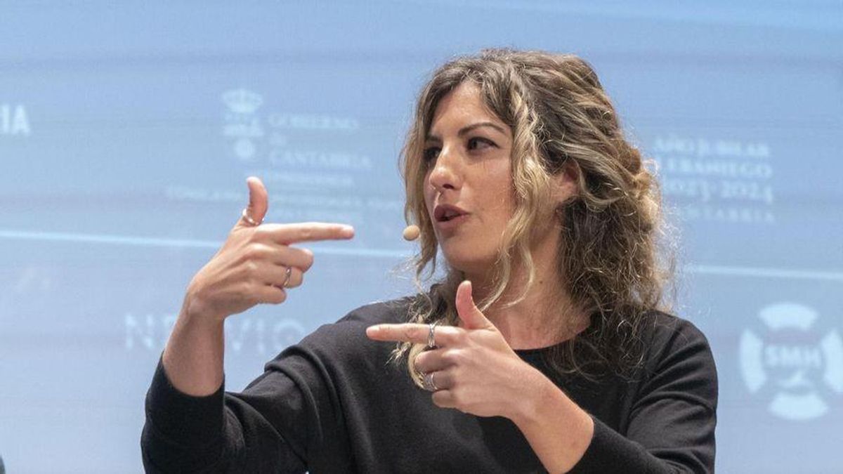 La periodista Lola Hierro durante un acto público en Santander.