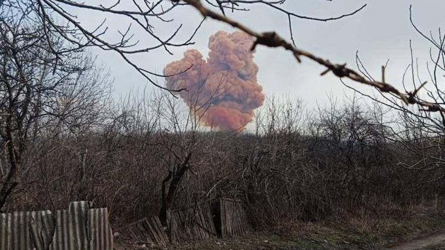 Columna de humo tras el ataque ruso a un tanque con ácido nítrico.