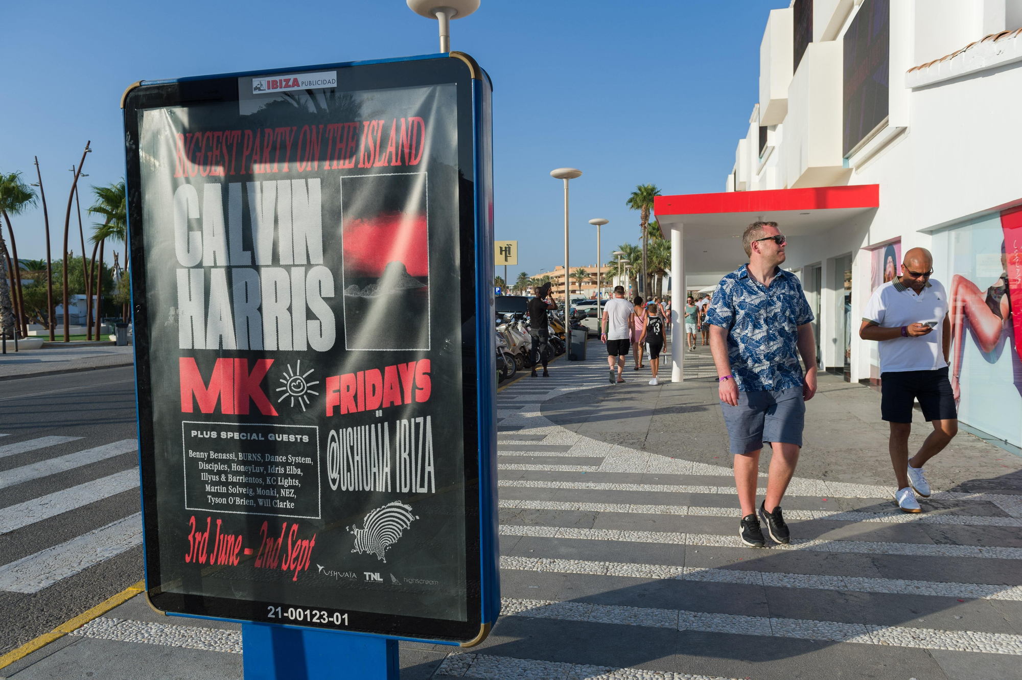 Carteles de fiesta cerca de la Playa d'en Bossa, la localidad turística más popular de Eivissa y hogar de las discotecas Ushuaïa y Hï Ibiza.
