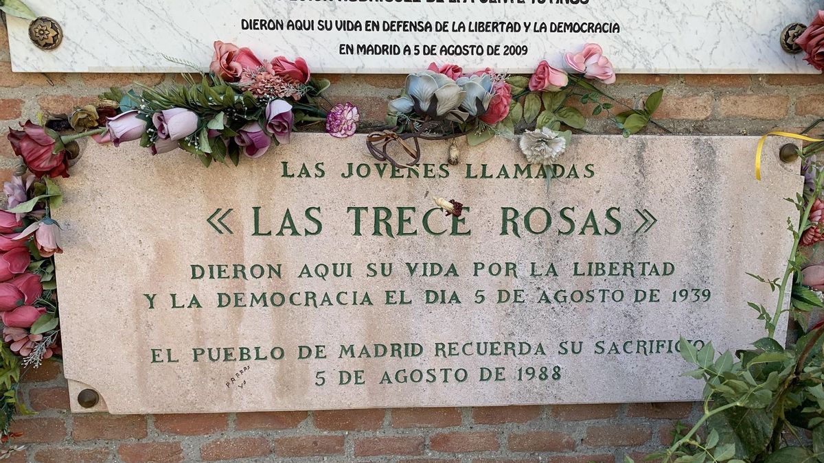 Monumento en homenaje a las Trece Rosas en el cementerio de la Almudena.