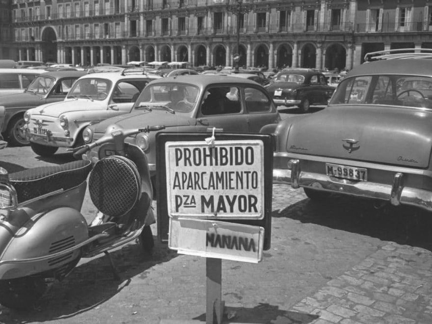 Coches aparcados en la Plaza Mayor de Madrid