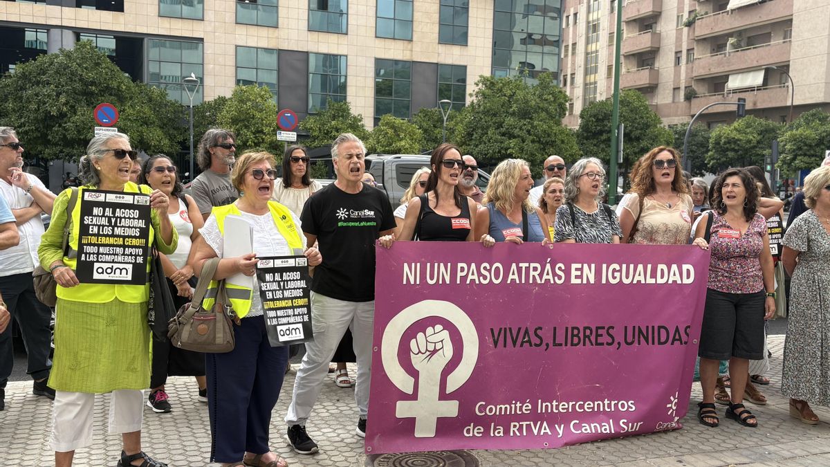 Representantes del Sindicato de Periodistas de Andalucía, el Comité Intercentros de la RTVA y otros colectivos, durante la concentración celebrada este martes ante los juzgados de Sevilla