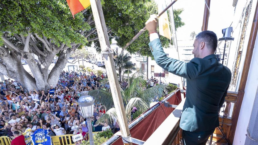 Juan Antonio Peña celebra su alcaldía en Telde con el bastón de mando.