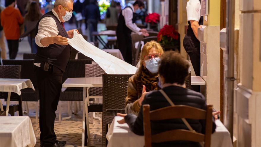 Varias personas en una terraza de Málaga. EFE/Carlos Díaz/Archivo