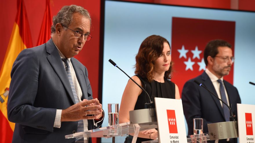 El portavoz de la Comunidad de Madrid, Enrique Ossorio; la presidenta, Isabel Díaz Ayuso; y el consejero de Economía, Javier Fernández-Lasquetty, en rueda de prensa.