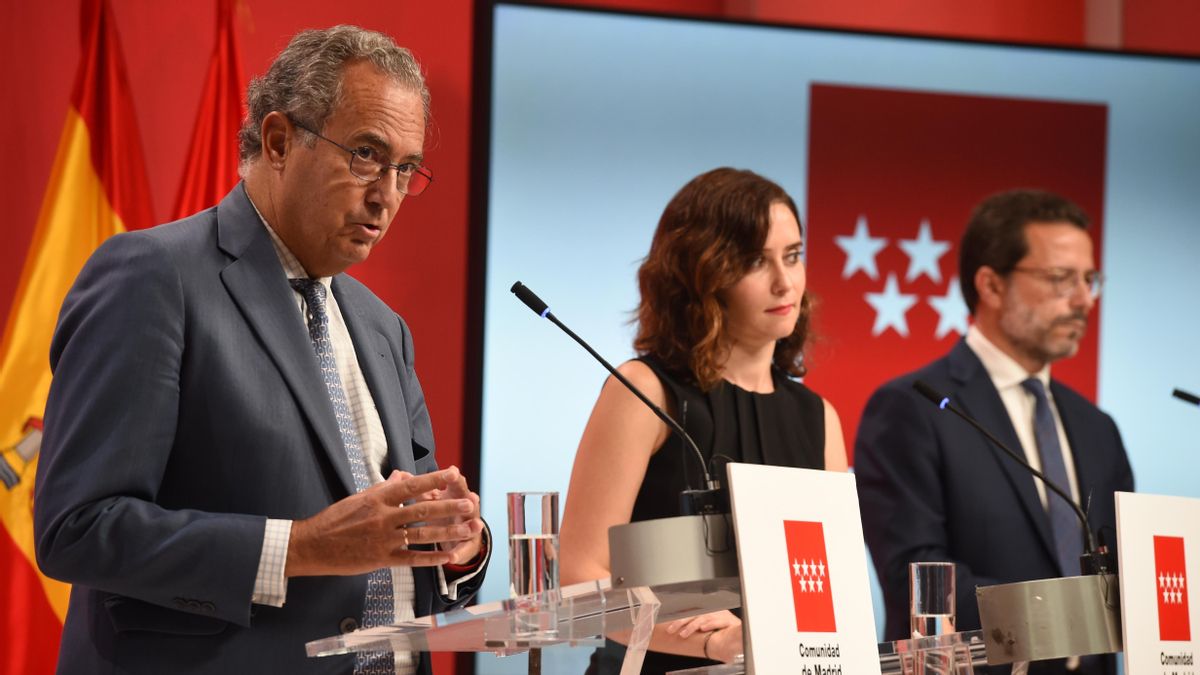 El portavoz de la Comunidad de Madrid, Enrique Ossorio; la presidenta, Isabel Díaz Ayuso; y el consejero de Economía, Javier Fernández-Lasquetty, en rueda de prensa.