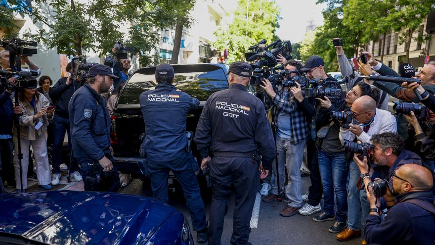 Agentes de la Policía Nacional introducen material incautado en un vehículo de la UCO durante el registro a la oficina del expresidente del Gobierno José Luis Rodríguez Zapatero este martes en Madrid. El juzgado central de instrucción número 4 de la Audiencia Nacional ha citado el próximo 2 de junio como imputado al expresidente del Gobierno, el leonés José Luis Rodríguez Zapatero por organización criminal, tráfico de influencias y falsedad en la causa que investiga supuestos cobros de comisiones ilegales en el rescate de la compañía aérea Plus Ultra. EFE/ Rodrigo Jiménez