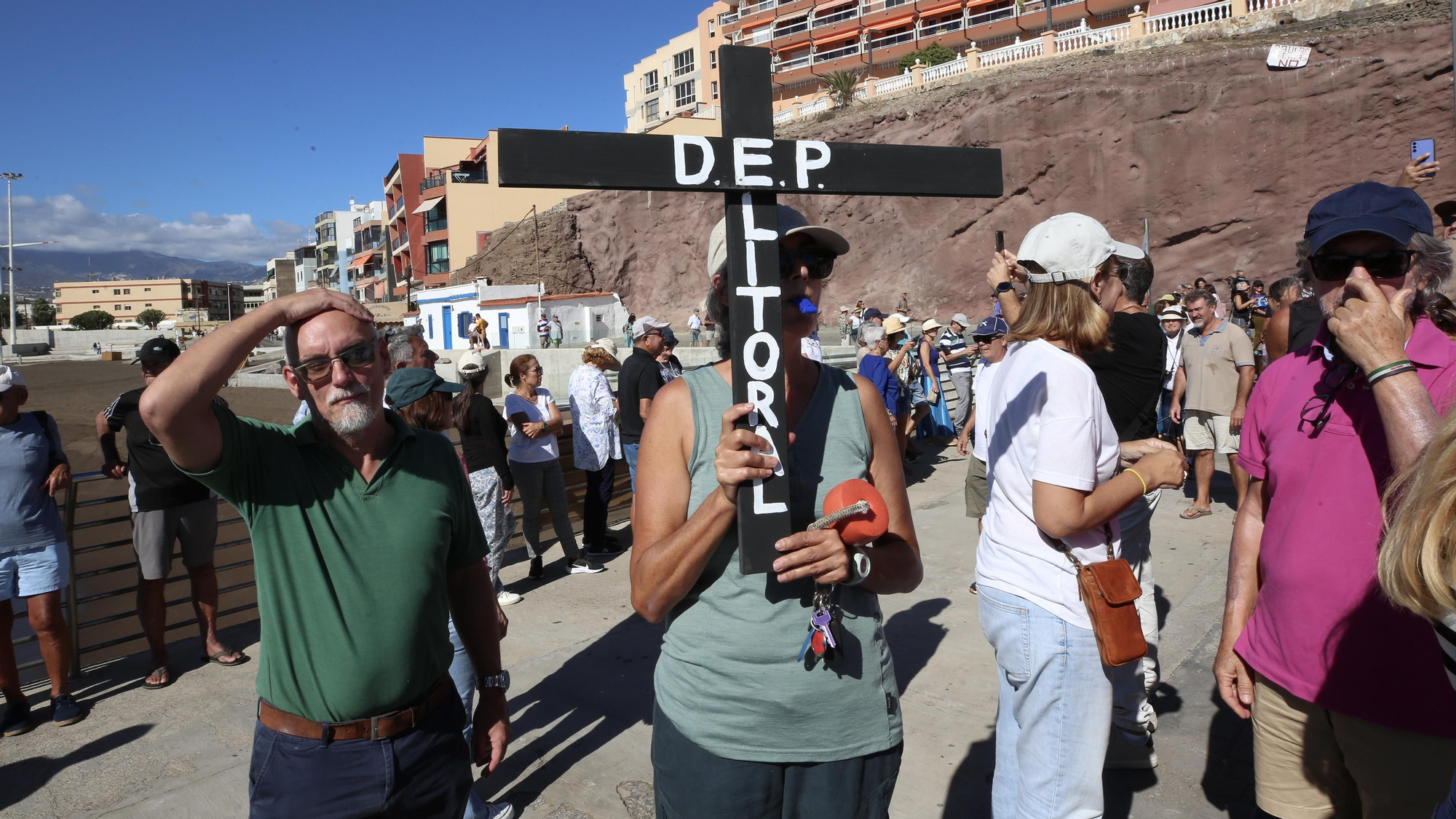 Manifestación en Melenara contra los vertidos: "Esto huele a muerto"
