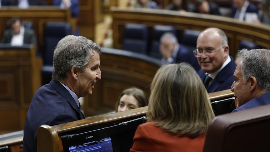 Alberto Núñez Feijóo conversa con diputados del PP durante el pleno en el Congreso de los Diputados, este jueves.