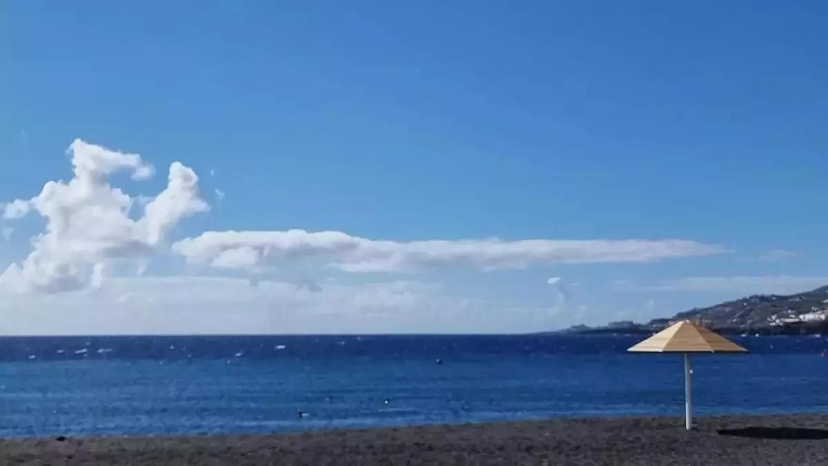 Imagen de archivo de la playa de Santa Cruz de La Palma un día poco nuboso.