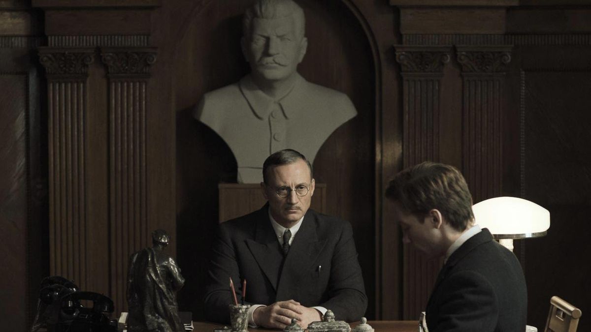 El fiscal local Kornev (Alexandre Kouznetzov) en audiencia con el fiscal general Vyshinsky (Anatoli Beliy)