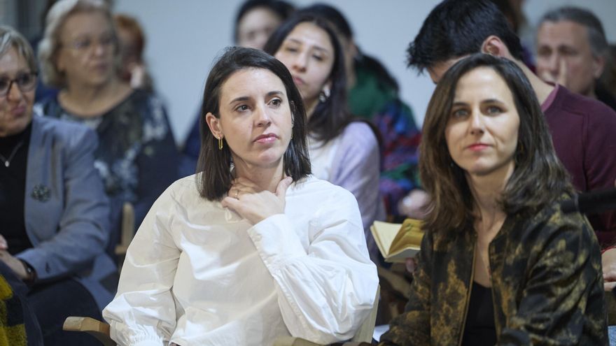 Archivo - La secretaria política de Podemos y eurodiputada, Irene Montero (i), y la secretaria general de Podemos y diputada, Ione Belarra (d), durante un acto de Podemos, en el espacio Próxima Estación, a 6 de marzo de 2025, en Madrid (España).