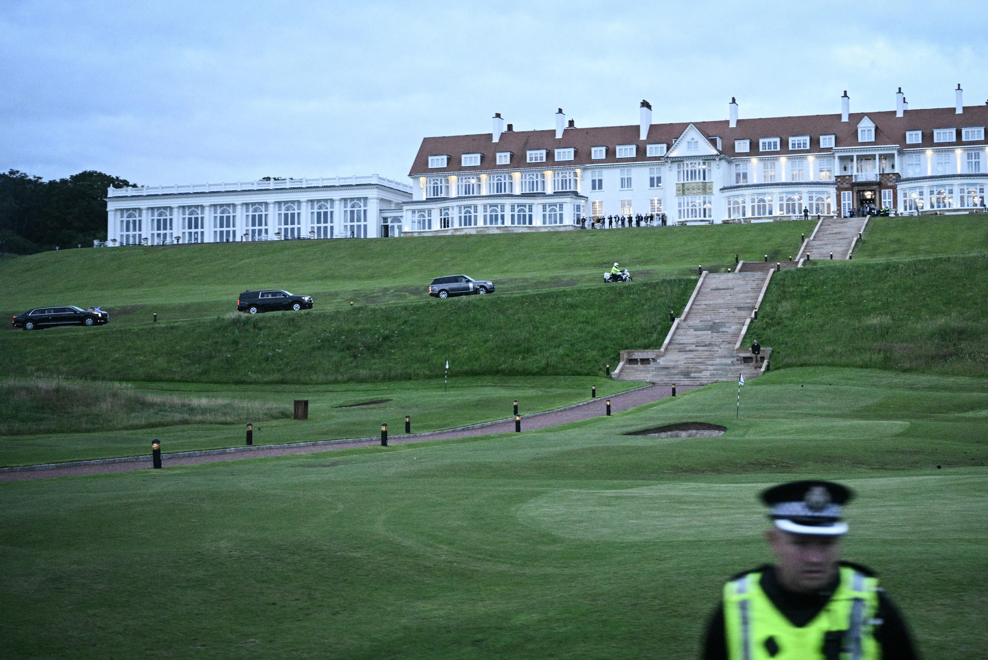 El presidente de Estados Unidos, Donald Trump, y su delegación llegan a los campos de golf Trump Turnberry, en Turnberry, en la costa suroeste de Escocia, el 25 de julio de 2025