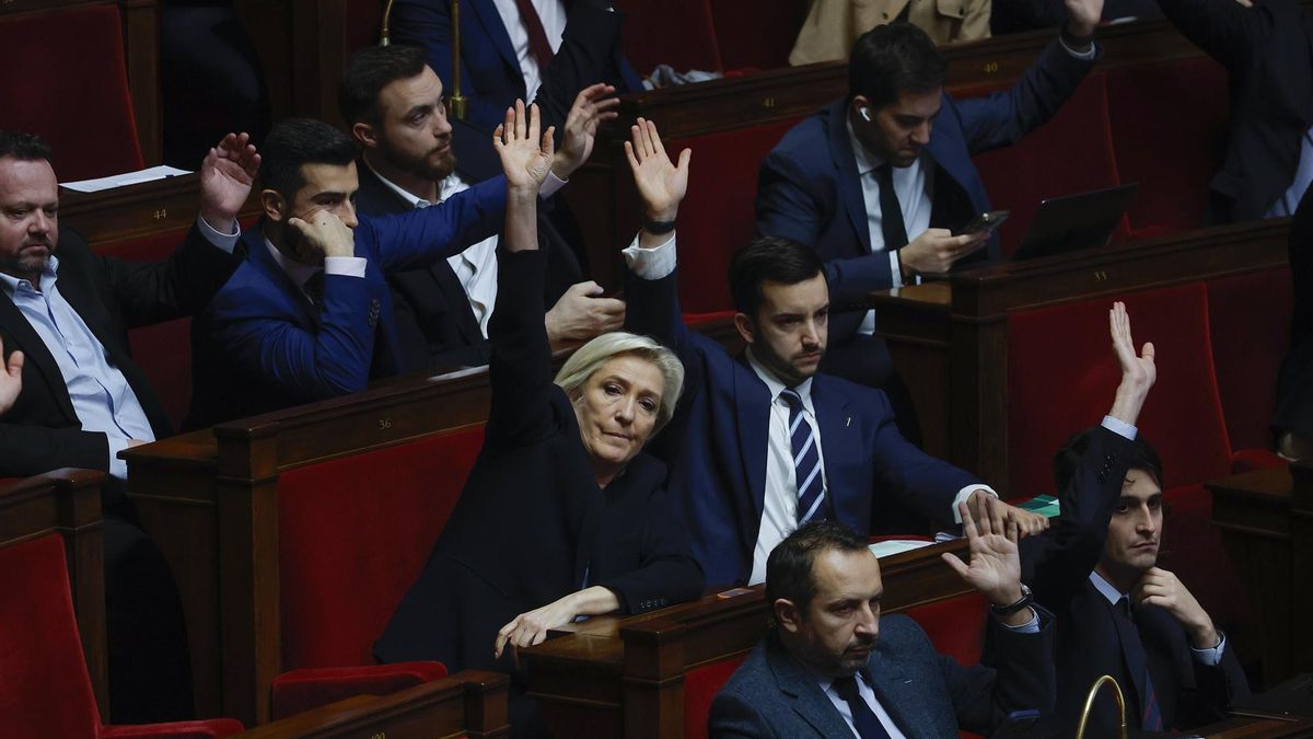 Marine Le Pen y su grupo parlamentario durante una votación en la Cámara Baja francesa, el 23 de diciembre de 2025.
