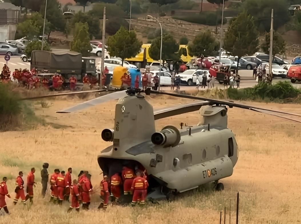 Llega la UME a Astorga a bordo de un helicóptero ‘Chinook’ del Ejército de Tierra.