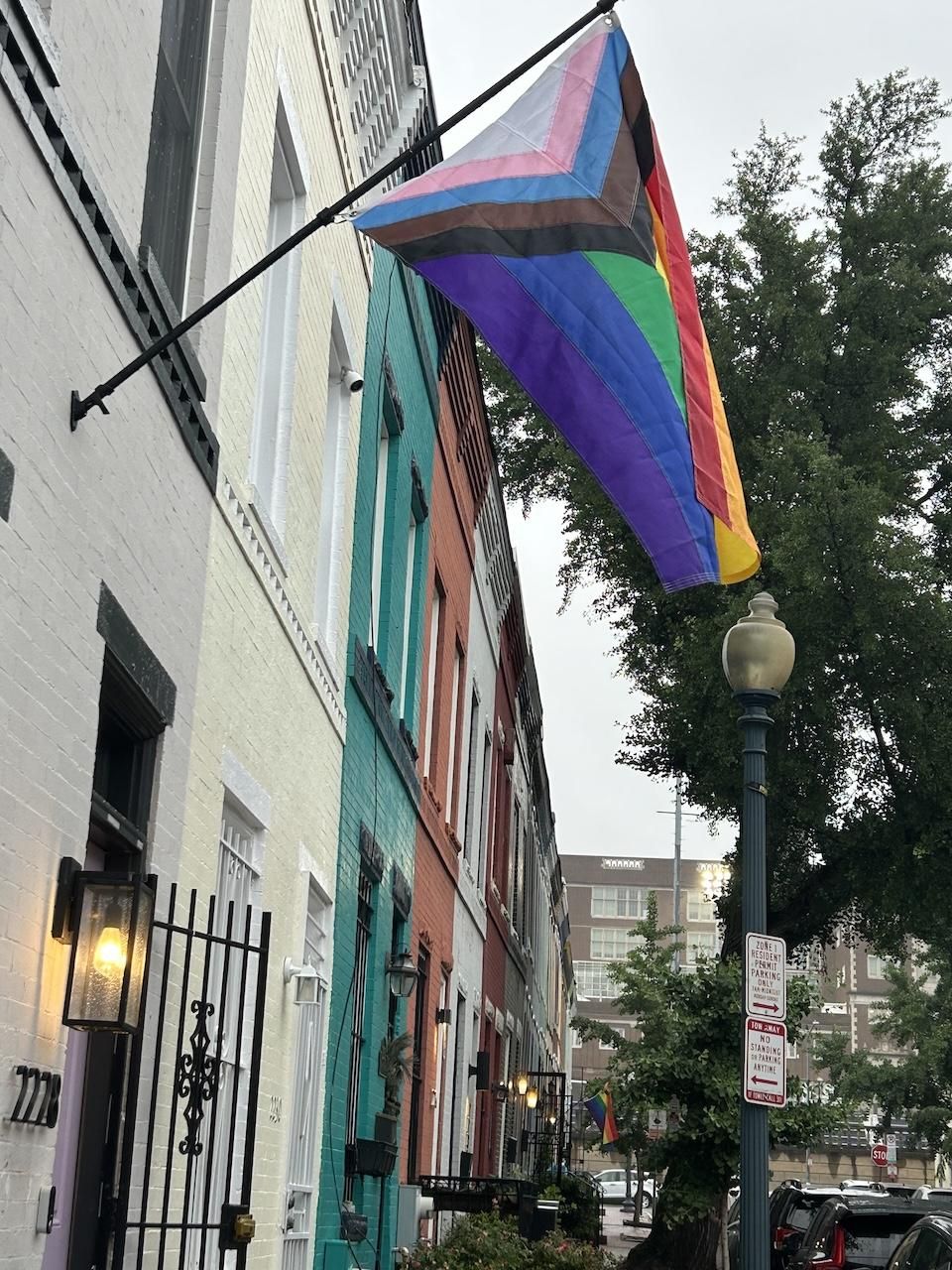 Banderas LGTBIQ+ cerca de Dupont Circle.