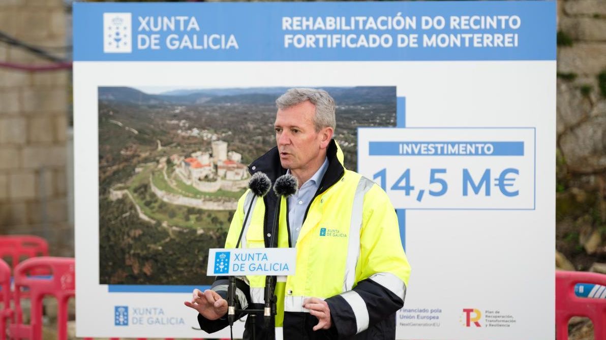 Alfonso Rueda, rodeado de logos de la Xunta, en su visita al Castillo de Monterrei. En la esquina inferior derecha del cartel puede verse también el del Plan Nacional de Recuperación y Resiliencia