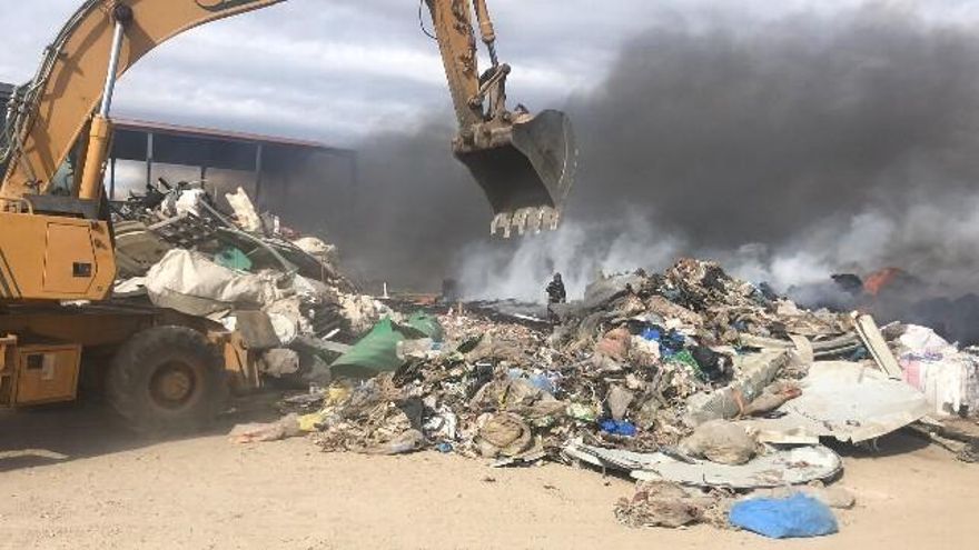 Incendio planta de reciclaje 'León Verde'. Bomberos León.