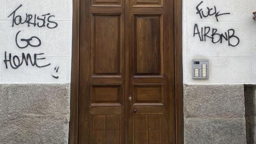 Hartazgo frente a un turismo de masas "incompatible con la vida" en Lavapiés, corazón gentrificado de Madrid