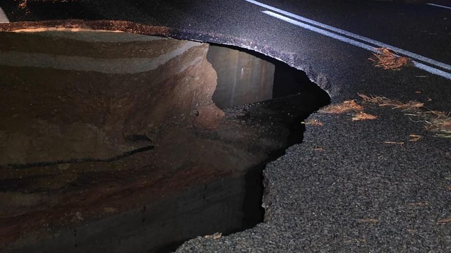 Una riada se lleva un puente y deja incomunicada a la localidad conquense de Landete en dirección Valencia