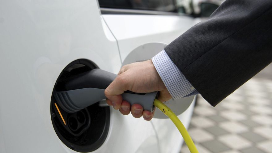 Si compras un coche eléctrico y entregas el antiguo, puedes deducirte hasta 1.000 euros gracias al sistema CAE