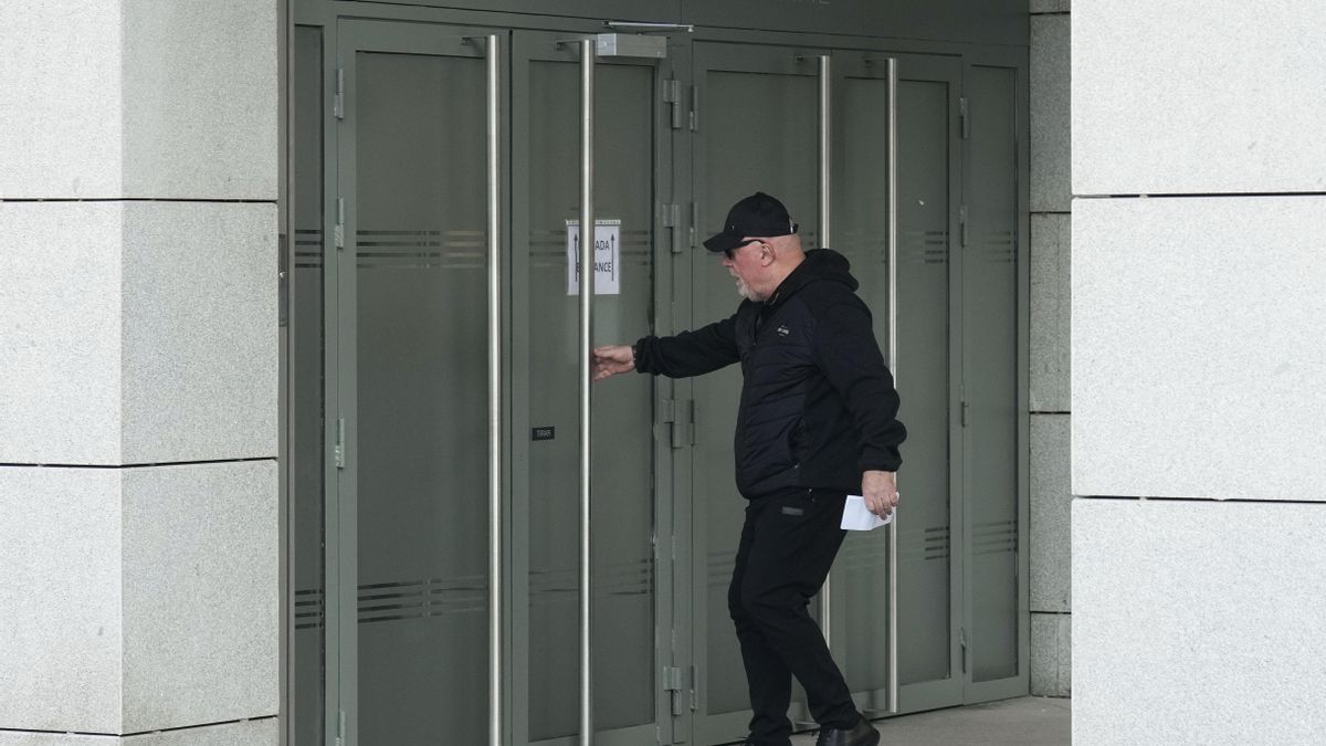 Dina Bousselham y Pablo Iglesias retiran la acusación contra los dos periodistas del caso Dina y el juicio seguirá contra Villarejo