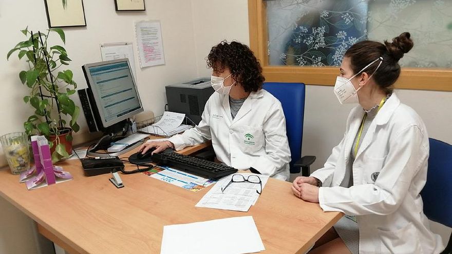 El sector sanitario andaluz reclama a la Junta que aclare cómo y de qué forma va a renovar a los 12.000 profesionales de refuerzo