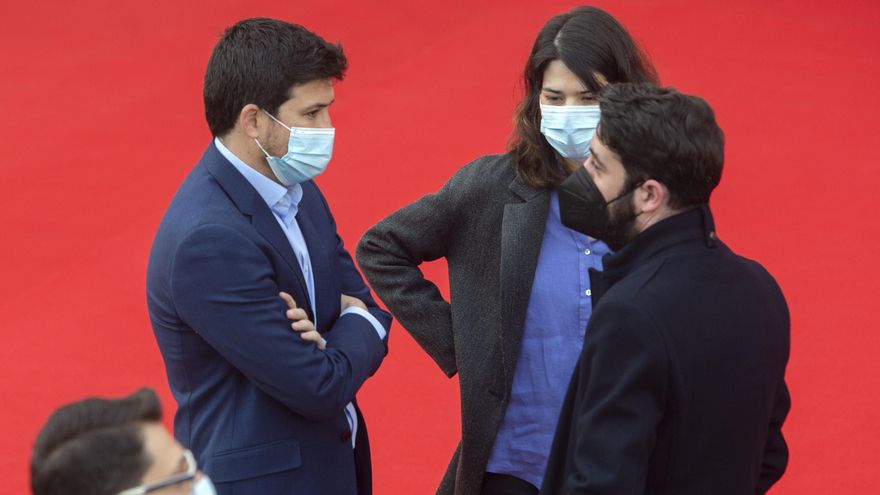 El portavoz de Más Madrid, Pablo Gómez Perpinyà, el portavoz de Unidas Podemos-IU, Isa Serra, y el de Ciudadanos, César Zafra.