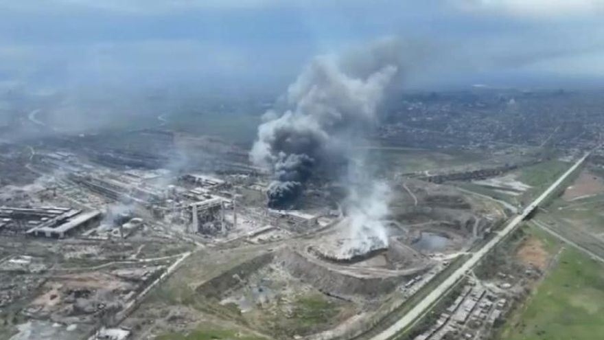 Captura de un vídeo distribuido por el Ayuntamiento de Mariúpol en el que se aprecian ataques a la planta siderúrgica de Azovstol.