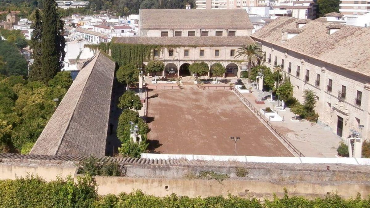 Imagen aérea de la Caballerizas Reales de Córdoba (la que está en el centro de la imagen es la que quieren convertir en espacio de restauración).