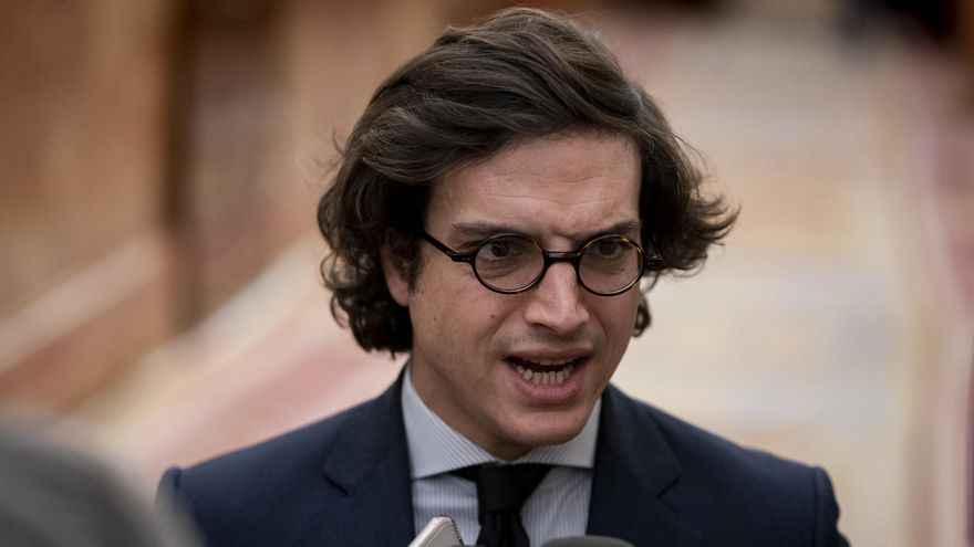 Archivo - El portavoz adjunto de VOX en el Congreso, José María Figaredo, atiende a medios durante una sesión plenaria, en el Congreso de los Diputados, a 21 de febrero de 2023, en Madrid (España).