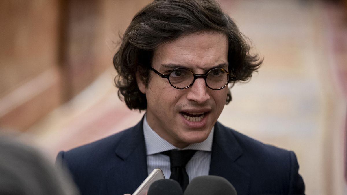 Archivo - El portavoz adjunto de VOX en el Congreso, José María Figaredo, atiende a medios durante una sesión plenaria, en el Congreso de los Diputados, a 21 de febrero de 2023, en Madrid (España).