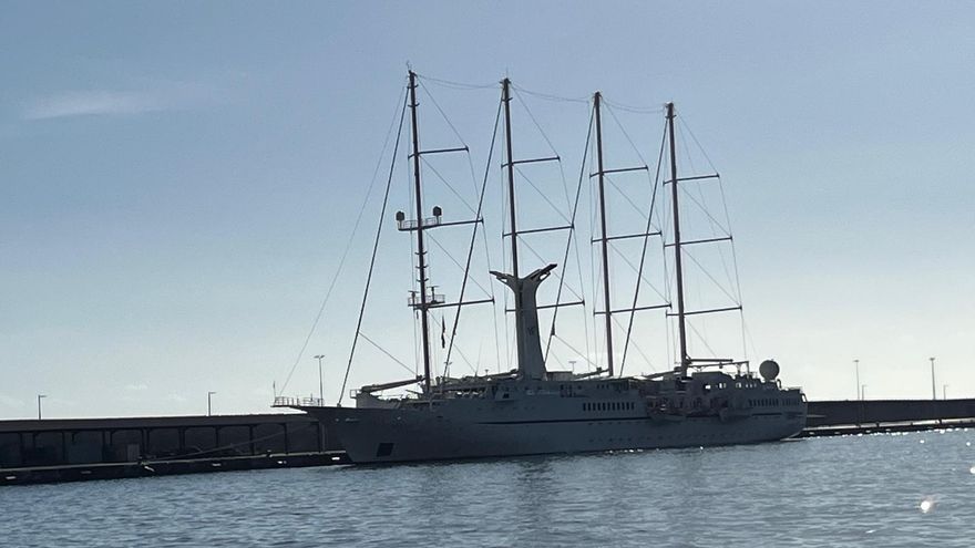 El yate velero ‘Wind Star’ de cuatro mástiles, este lunes, 15 de diciembre, en el puerto de Santa Cruz de La Palma.