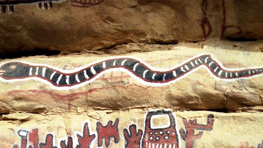 Pinturas rupestres en Songo. En estos lugares los jóvenes hacen sus ritos iniciáticos antes de ser integrados de manera total en el mundo adulto.