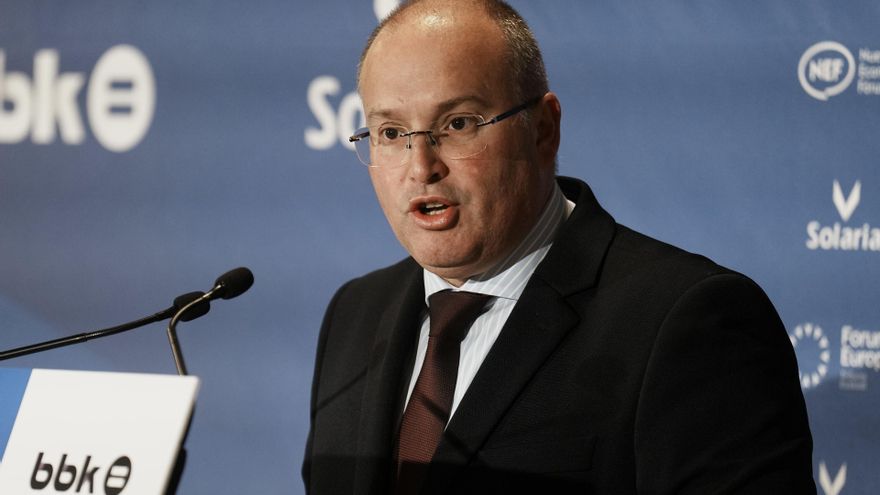 El portavoz del PP en el Congreso, Miguel Tellado, interviene durante un desayuno informativo.