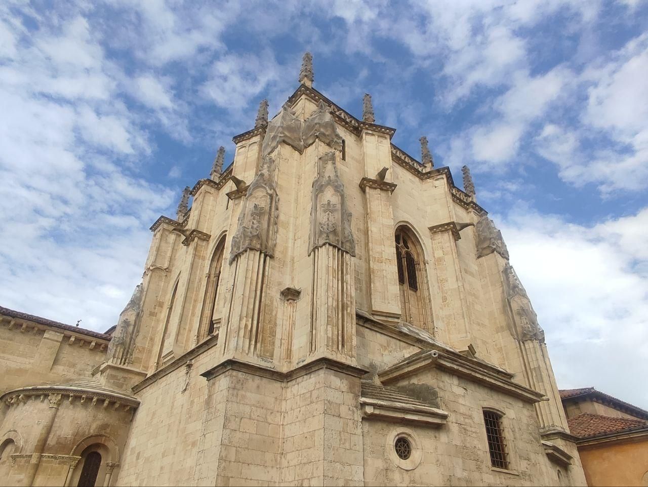 Detalle de pináculos y cresterías con mallas metálicas provisionales que suman ya casi 20 años en San Isidoro.