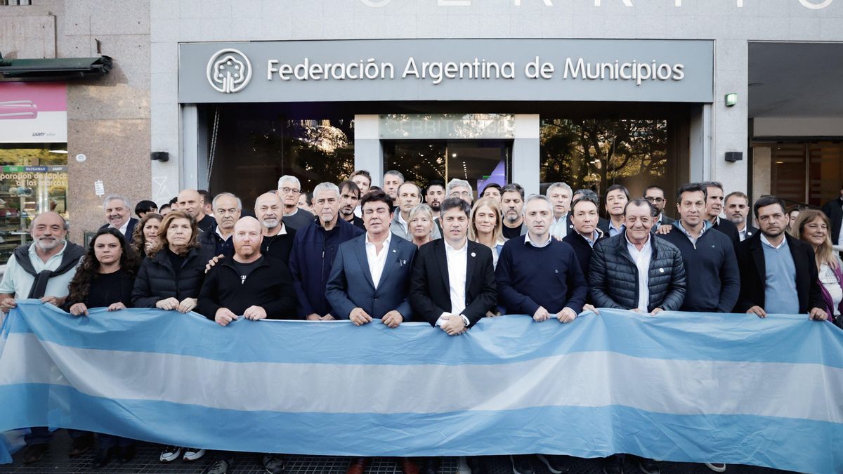 Axel Kicillof junto a los intendentes reclamando fondos para la Provincia