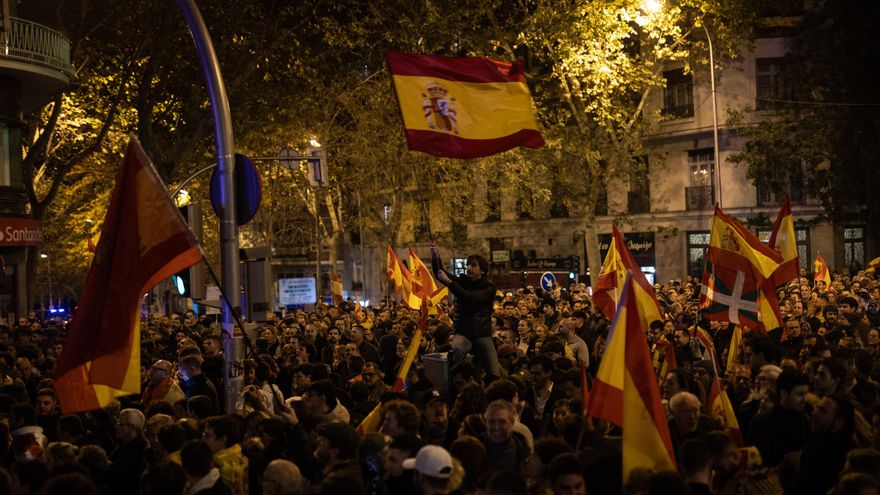 Centenares de personas muestran banderas de España, durante una protesta contra la amnistía, frente a la sede del PSOE, a 11 de noviembre de 2023