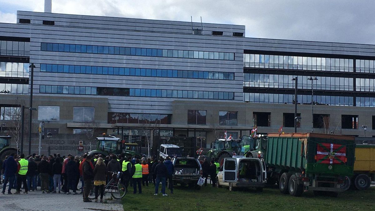 Tractores en la explanada de Lakua.
