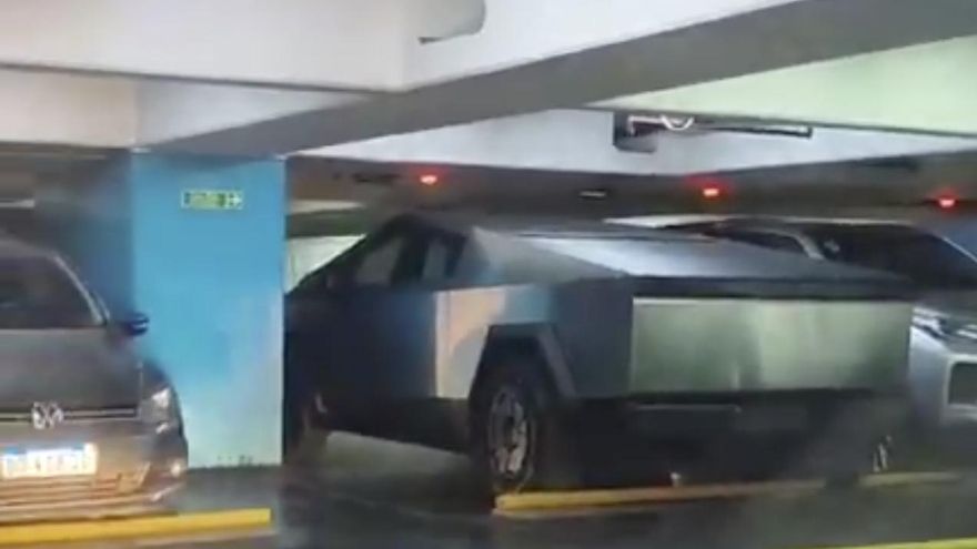 El diputado libertario Manuel Quintar se lleva la camioneta Tesla a Jujuy en grúa